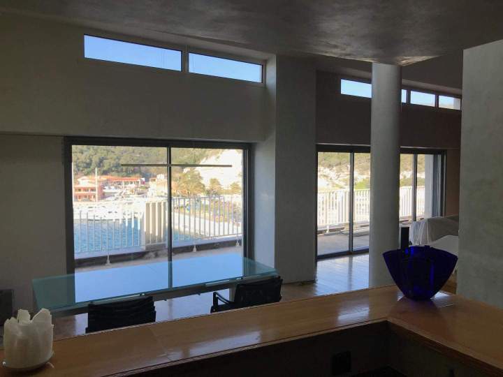 Grandes baies vitrées donnant sur un balcon Porto-Vecchio