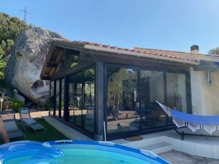 Extension de véranda fermée par de grandes baies vitrées coulissantes et des châssis fixes en aluminium Porto-Vecchio