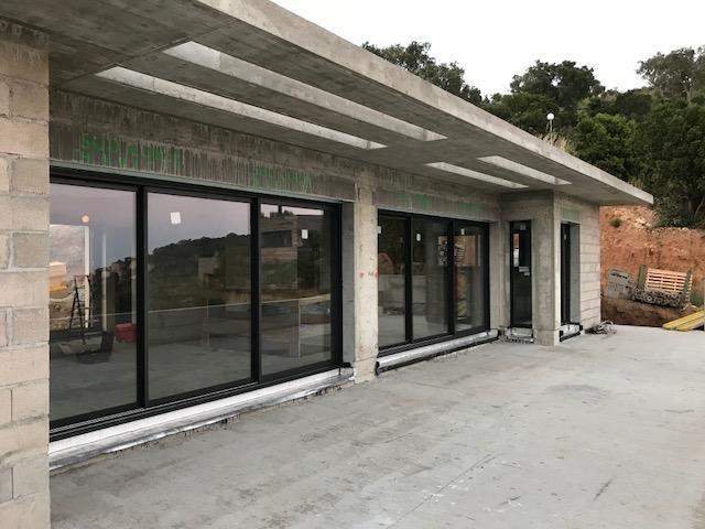 Grandes baies vitrées  coulissantes à cadre sombre Porto-Vecchio