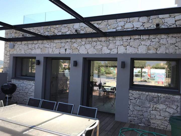 Des fenêtres et des portes avec des cadres en aluminium Porto-Vecchio