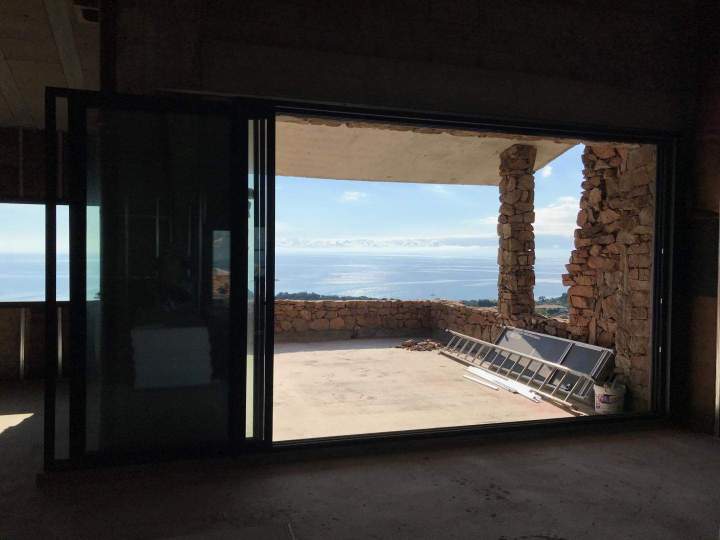 Grande baie vitrée à galandage Porto-Vecchio