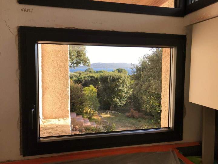 Fenêtre sur ouverture d'un mur Porto-Vecchio