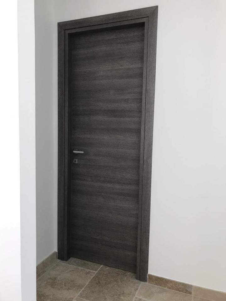 Installation porte intérieure moderne en bois à veinage horizontal Porto-Vecchio