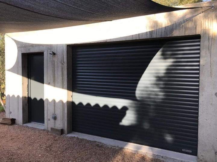 Installation de porte de garage enroulable motorisée Porto-Vecchio