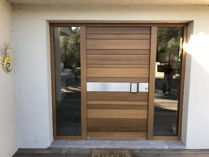 Fourniture et pose de porte d'entrée contemporaine en bois Porto-Vecchio