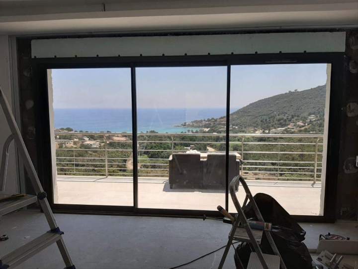 Baie vitrée sur balcon Porto-Vecchio