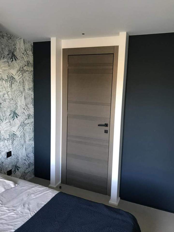 Porte intérieure moderne en bois à rainures Porto-Vecchio