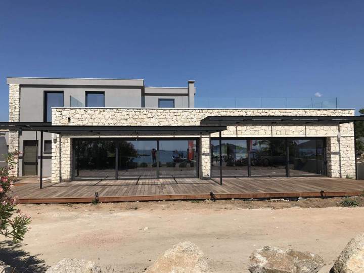 Maison en construction avec grandes baies vitrées Porto-Vecchio