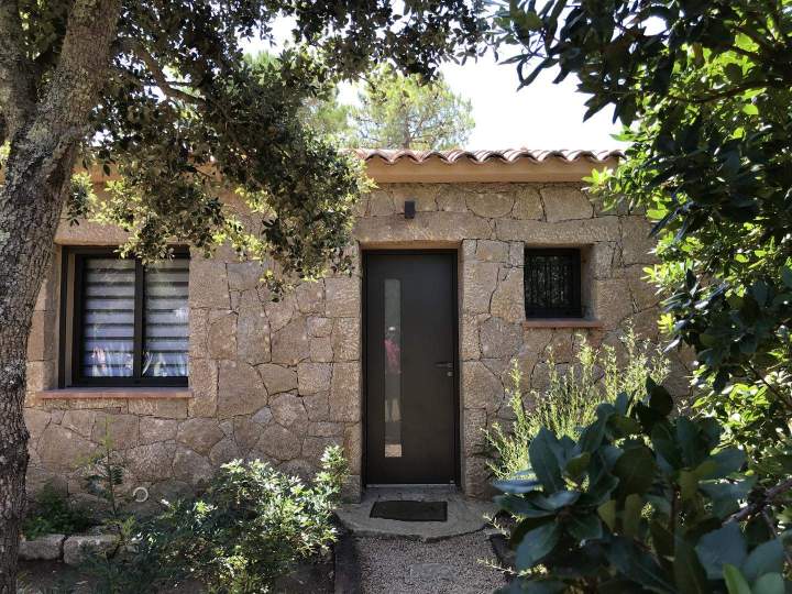 Pose de porte d'entrée vitrée Porto-Vecchio