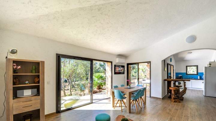Salon avec de grandes baies vitrées Porto-Vecchio