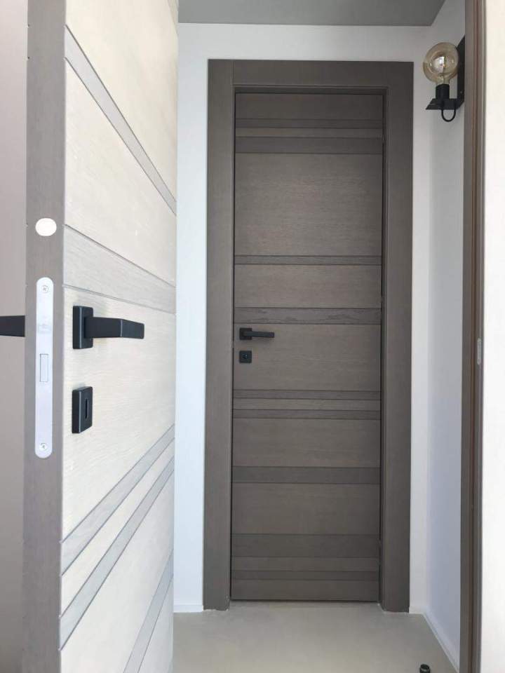 Vente de porte intérieure en bois, PVC, alu Porto-Vecchio