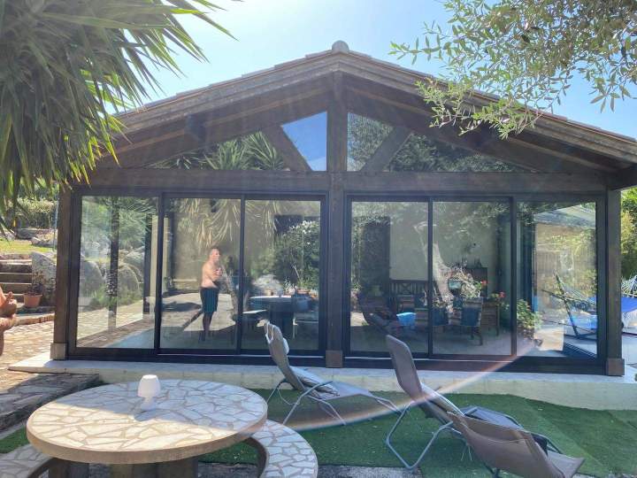 Extension de maison en bois avec grandes baies vitrées coulissantes Porto-Vecchio