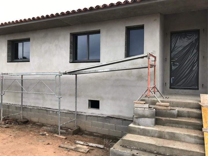 Pose de fenêtres en construction Porto-Vecchio