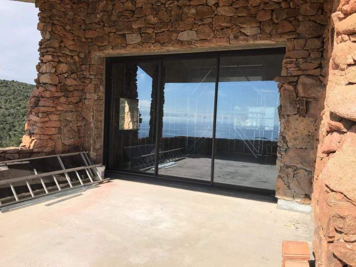 Maison en pierre avec une grande baie vitrée à trois vantaux Porto-Vecchio