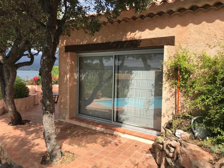 Baie vitrée coulissante installée sur la façade Porto-Vecchio