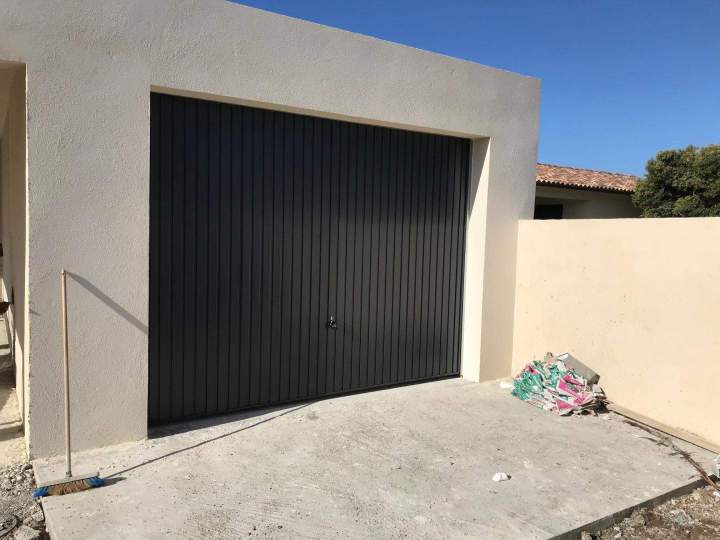 Grande porte de garage sombre à lames verticales Porto-Vecchio
