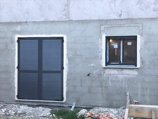 Grande porte-fenêtre à double battant avec des lames ajourées Porto-Vecchio