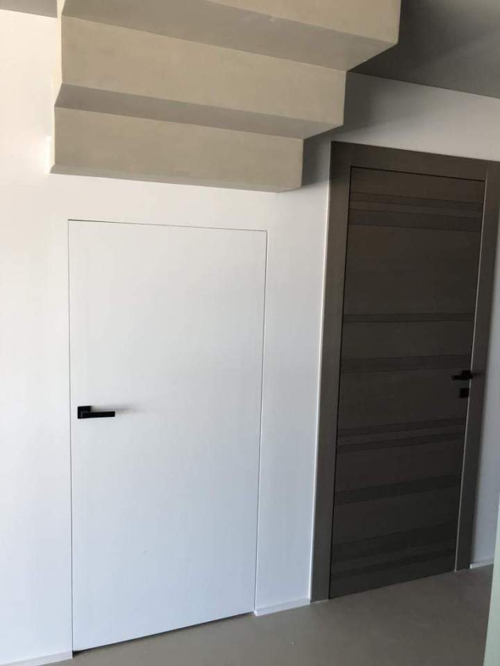 Pose de porte affleurante invisible blanche et une porte en bois Porto-Vecchio