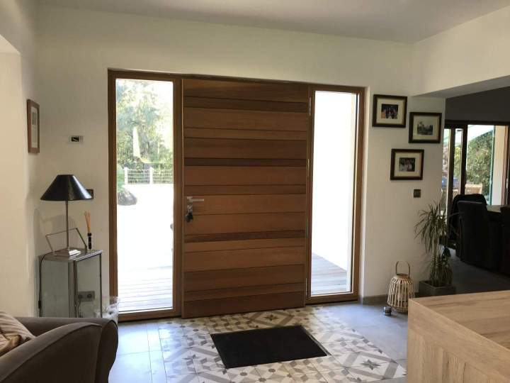 Pose de porte d'entrée en bois Porto-Vecchio