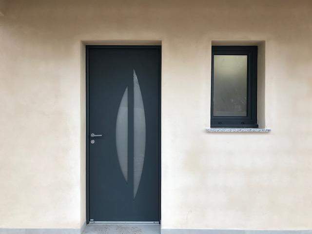 Porte d'entrée contemporaine en aluminium gris Porto-Vecchio