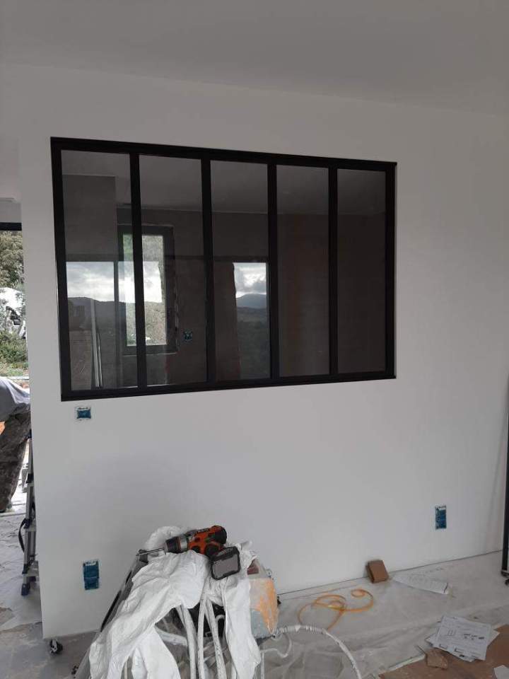 Installation de verrière d'intérieur à structure noire encastrée dans une cloison Porto-Vecchio           
