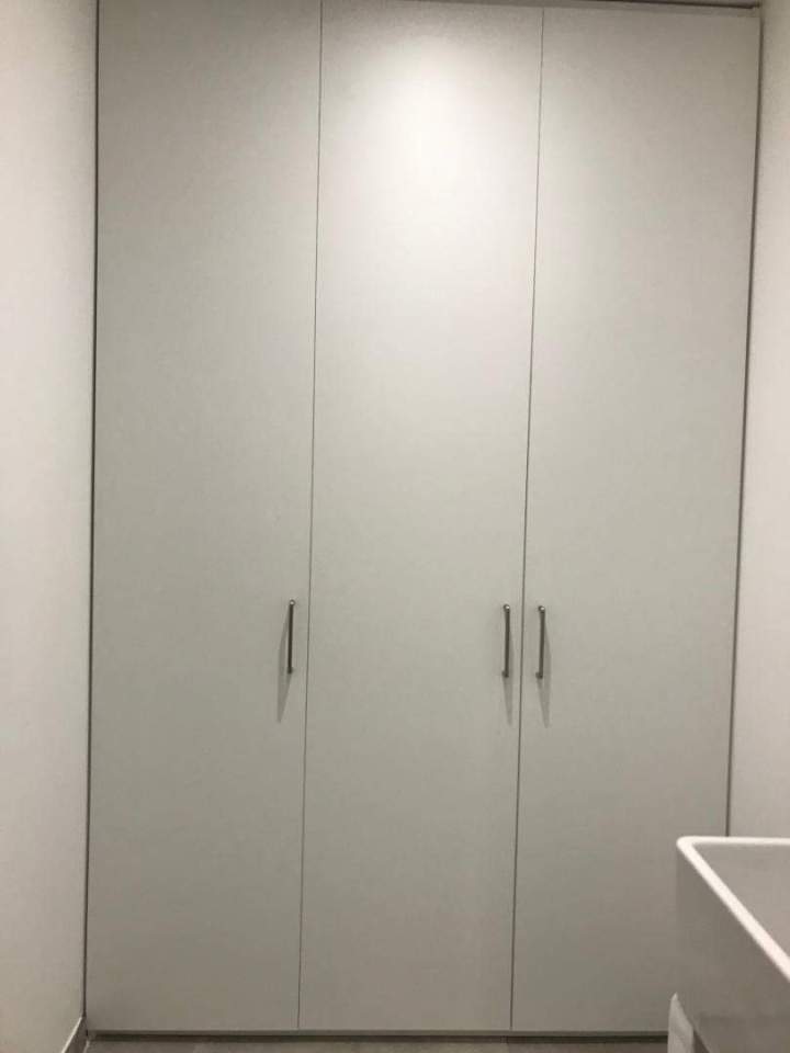 Conception de grande armoire blanche à trois portes Porto-Vecchio                    