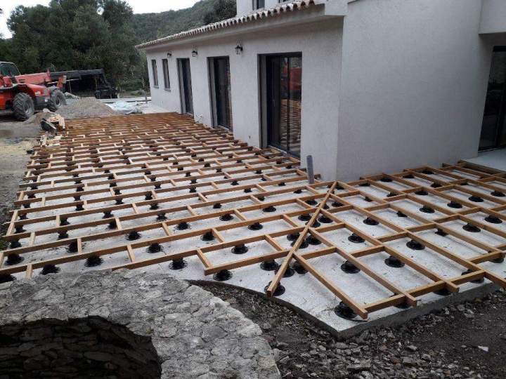 Installation de terrasse en bois sur plots Porto Vecchio          