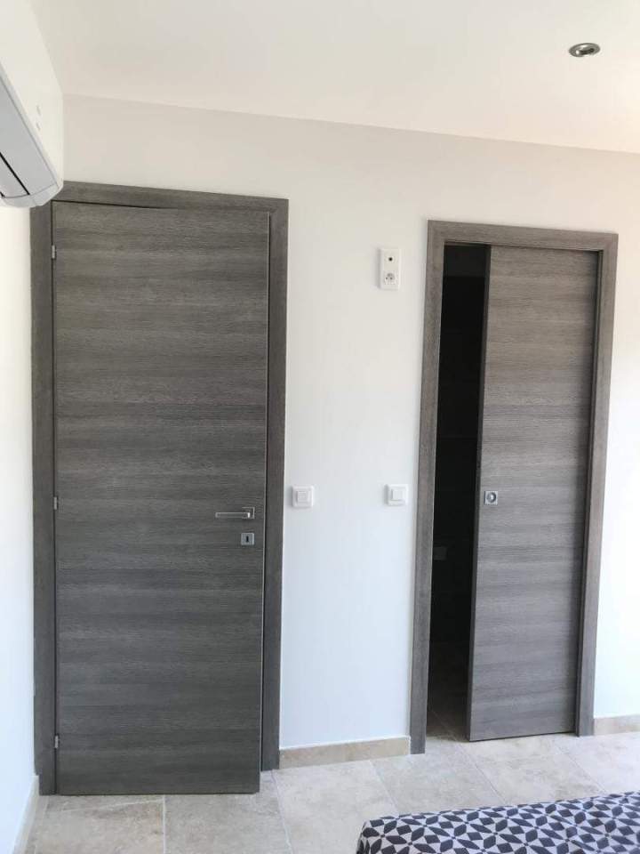 Pose de porte d'intérieur coulissante et battante Porto-Vecchio