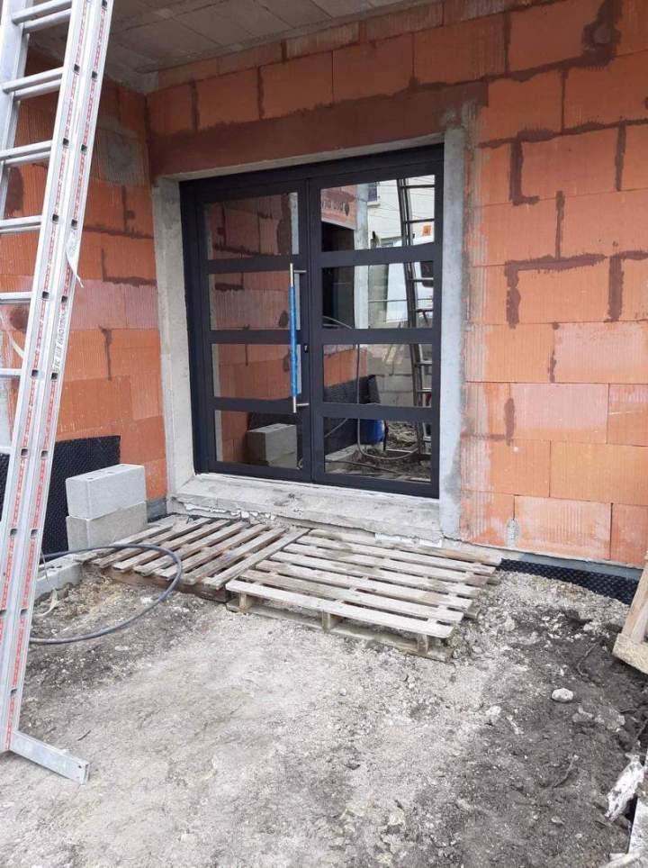 Pose de porte d'entrée vitrée Porto-Vecchio