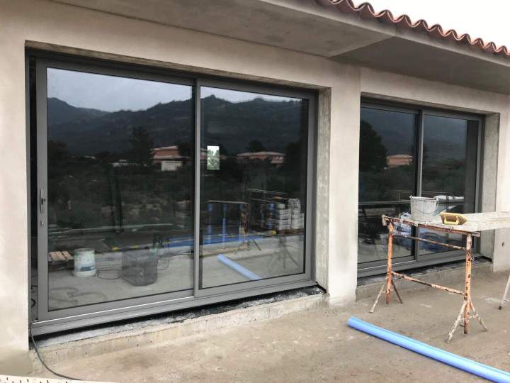 Pose de baies vitrées sur une maison en construction Porto-Vecchio
