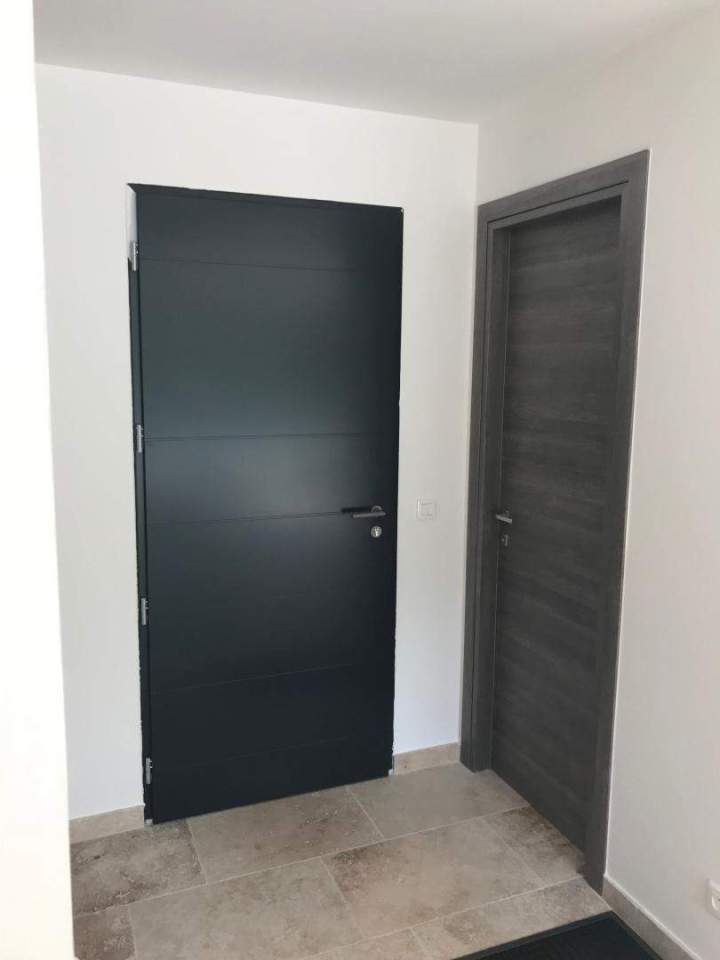 Pose de porte intérieur en panneau plein Porto-Vecchio