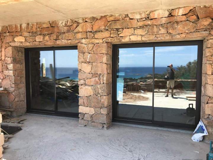 Deux grandes baies vitrées coulissantes Porto-Vecchio