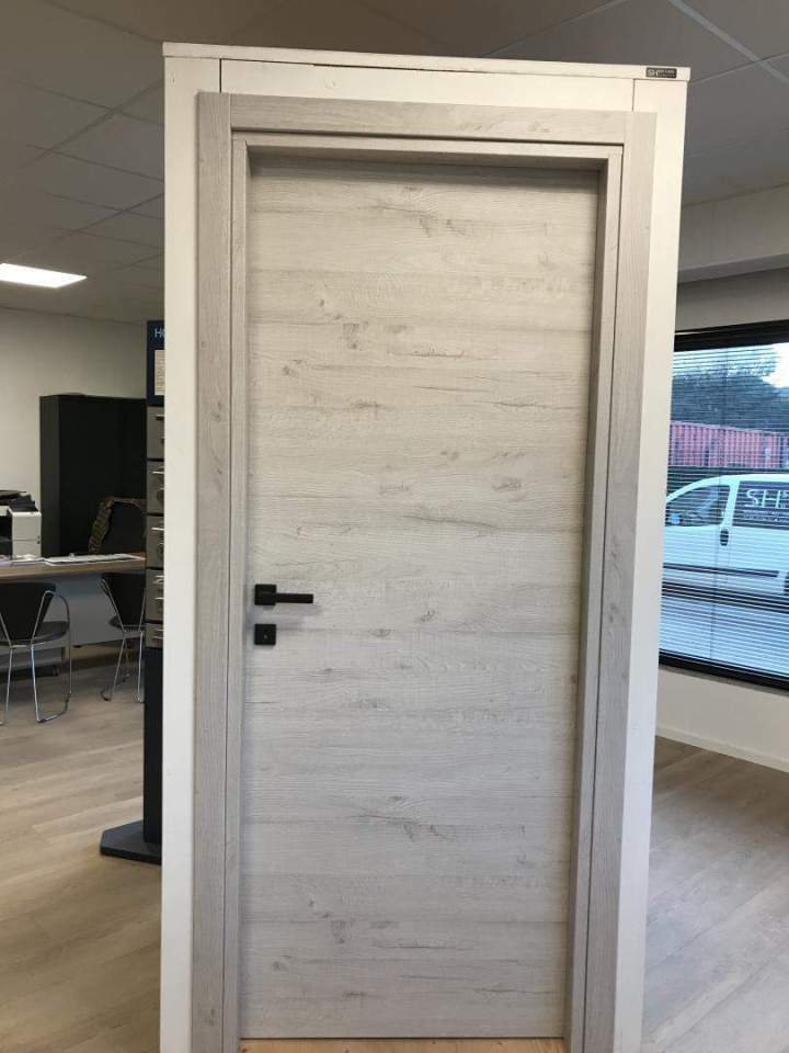 Fourniture de porte intérieure de style contemporain avec un revêtement à aspect bois clair Porto-Vecchio