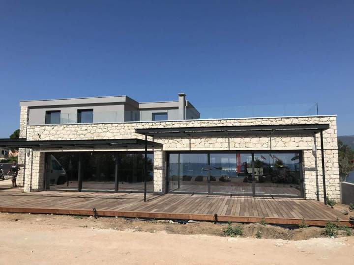 Maison avec baies vitrées en construction Porto-Vecchio